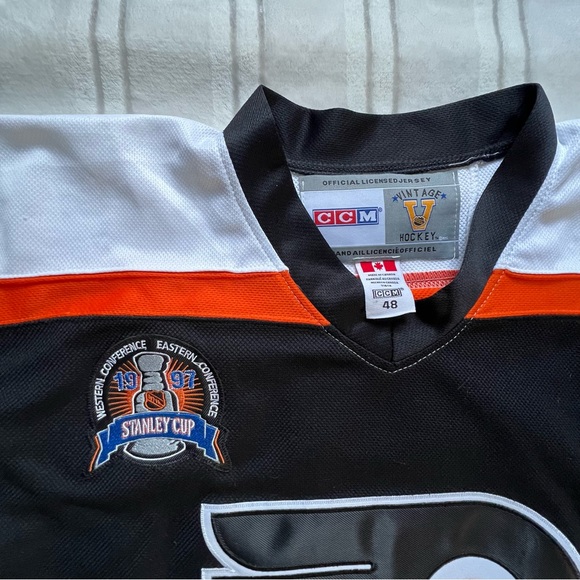 Eric Lindros Philadelphia Flyers Black 2000 Jersey - Picture 3 of 5